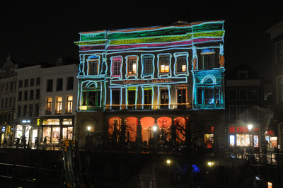 909505 Afbeelding van een lichtprojectie op de Winkel van Sinkel (Oudegracht 158) te Utrecht, in het kader van de ...